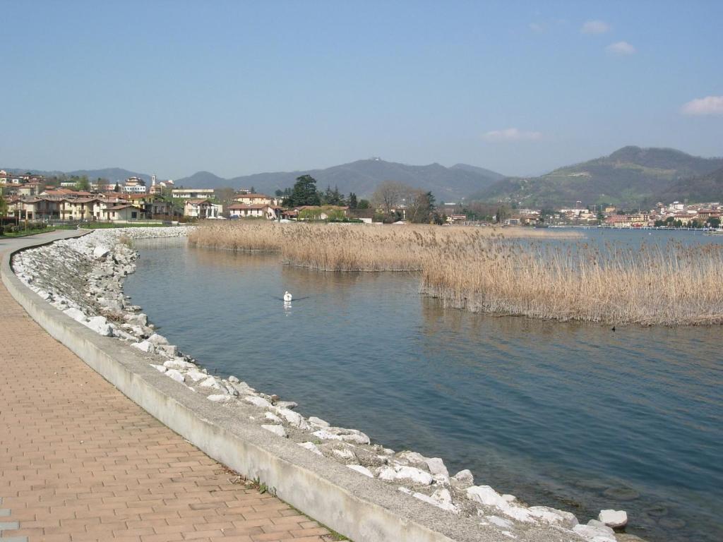 B&B Aria Di Lago Паратико Экстерьер фото